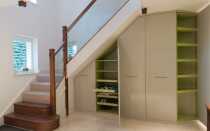 Встроенный шкаф под лестницей: особенности монтажа и заполнения