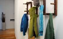 Оригинальная вешалка своими руками создаст неповторимый интерьер