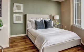 Как правильно поставить кровать в спальне: советы по планировке