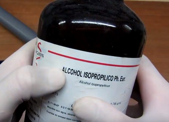 Обезжиривают поверхность