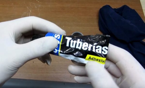 Наносят клей
