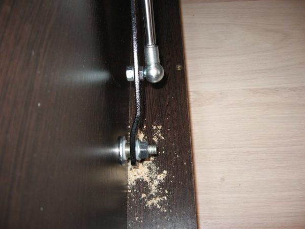 Древесная пыль - признак износа крепежных отверстий