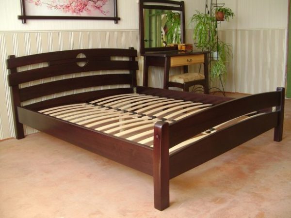 Кровать из натурального дерева