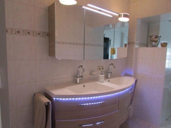 Можно повесить светильники напротив зеркала в любой комнате