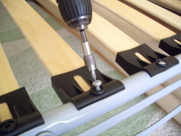 Протяжка винтов на латодержателях