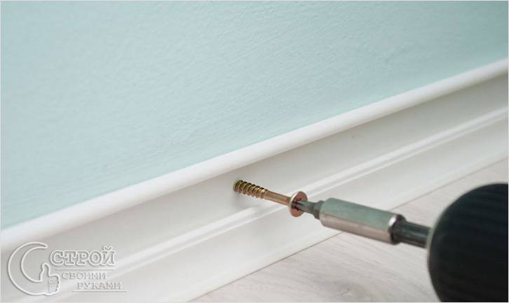 Демонтаж пластикового плинтуса Демонтаж пластикового плинтуса