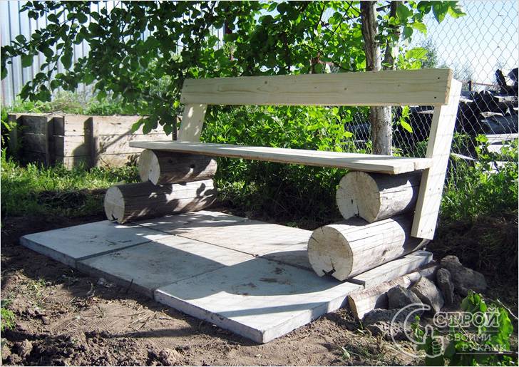 Скамейка со спинкой из досок и бревен