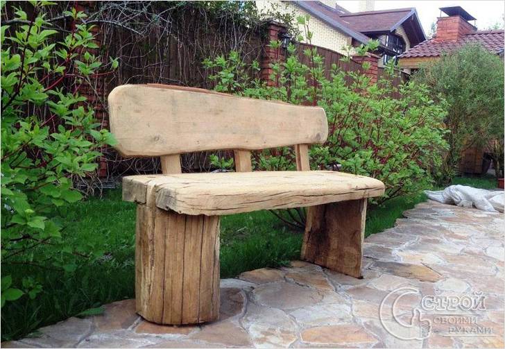 Скамья из старых бревен