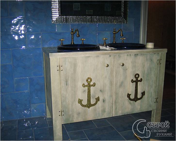 Тумба под умывальник, декорированная якорями