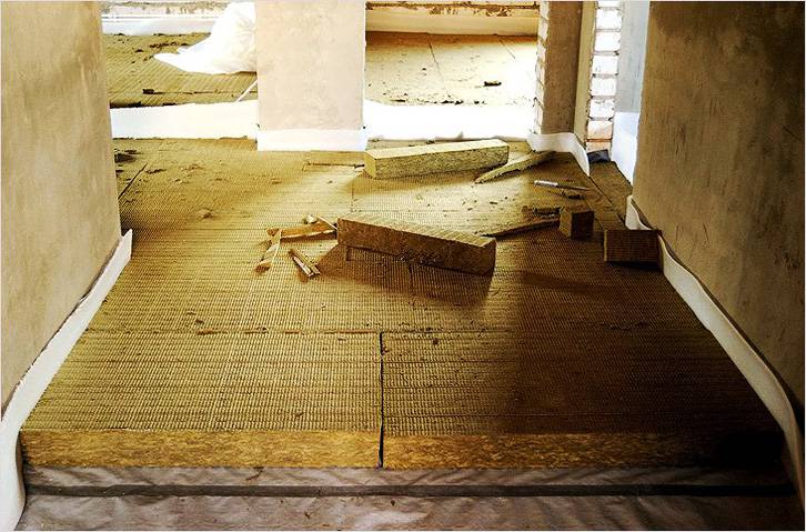 Укладка минеральной ваты под стяжку