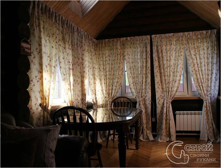 В темном помещении хороши светлые шторы В темном помещении хороши светлые шторы