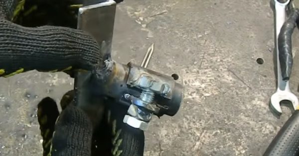 Приварена пластинка и вторая гайка