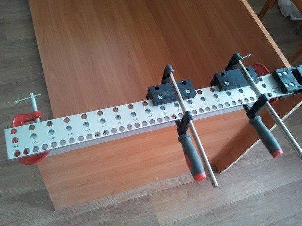 Используйте специальное приспособление для сверления, оно помогает держать дрель под нужным углом