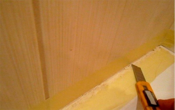После высыхания пену нужно будет обрезать и чем-нибудь закрыть зазор