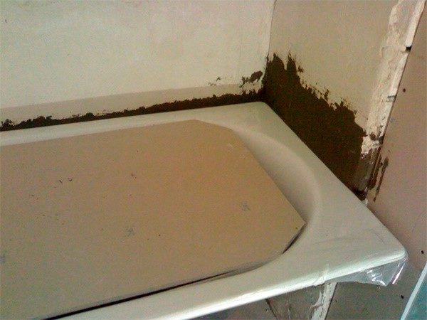 Заделать щель можно также и по старинке, с использованием цементного раствора