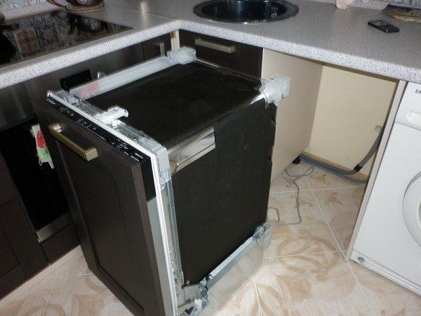 Лучше, конечно, чтобы изначальный проект кухни предусматривал нишу под посудомойку