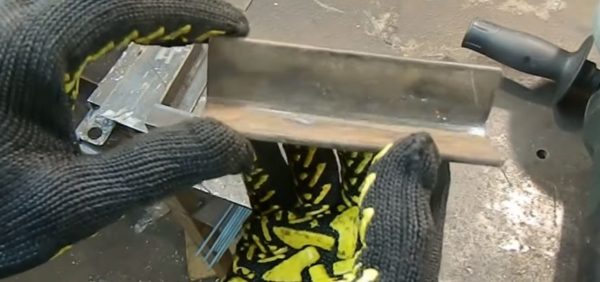 На внутреннем сгибе болгаркой спилен отлив