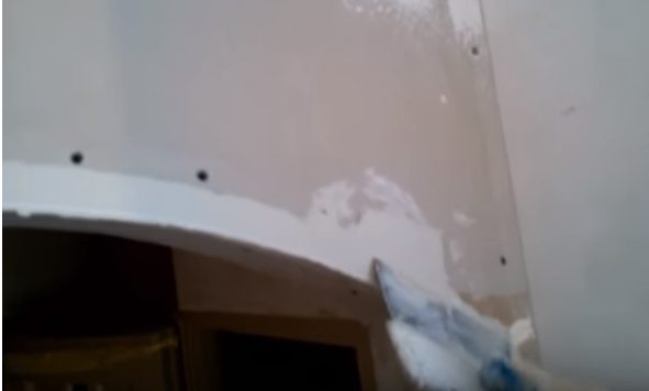 Шпаклюют отверстия от шляпок саморезов