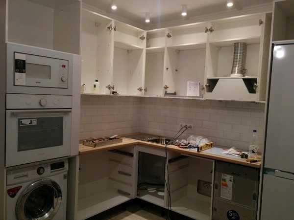 Встраивание техники лучше осуществлять на этапе сбора кухни