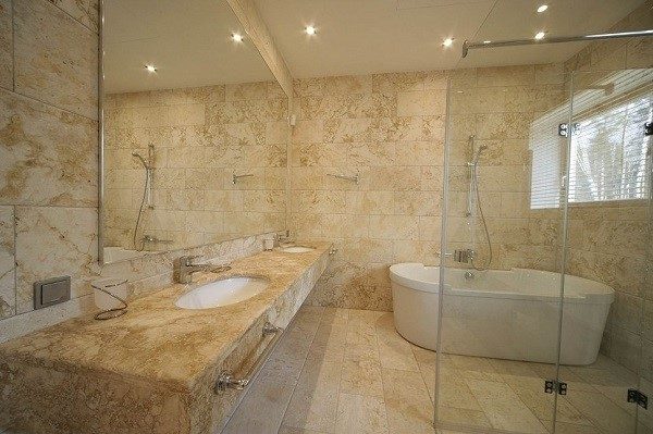 Такая ванная похожа на зал в старинной крепости