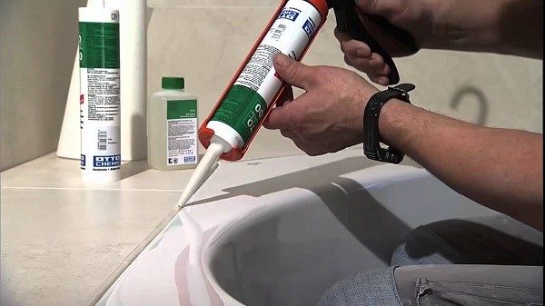 Аккуратно наносите средство, пальцем проталкивая его на нужные места и уплотняя его слои