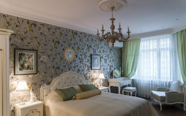 Тяжелая люстра над кроватью - не самое удачное решение