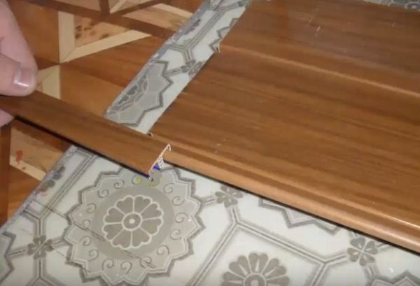 Надевают шарнирный профиль