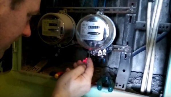 Проверяют отсутствие напряжения
