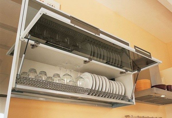 Широкие фасады в обязательном порядке нужно оборудовать двумя газлифтами, расположенными симметрично, иначе дверка будет постепенно перекашиваться