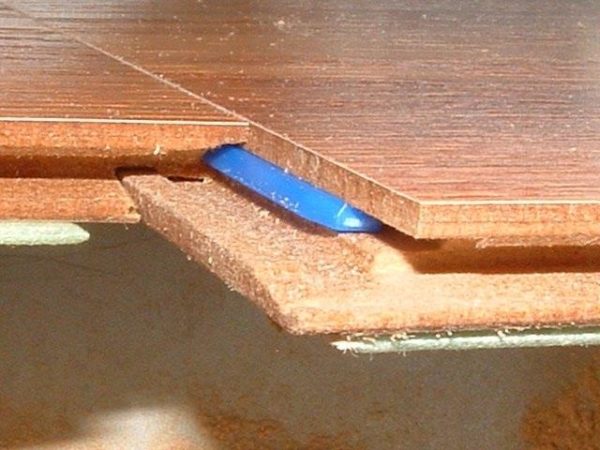 Замки 5G с пластиковой вставкой, которая напоминает язычок