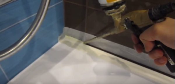 Берем нашу пену, и аккуратно начинаем наносить ее на стык