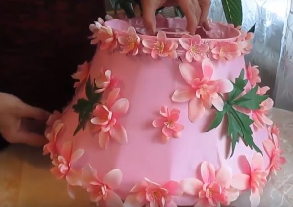 Декорирование старого торшера при помощи искусственных цветов