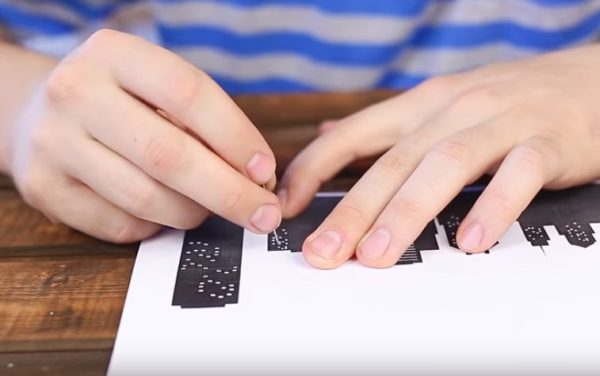 Иголкой выдавливают окошки на рисунке