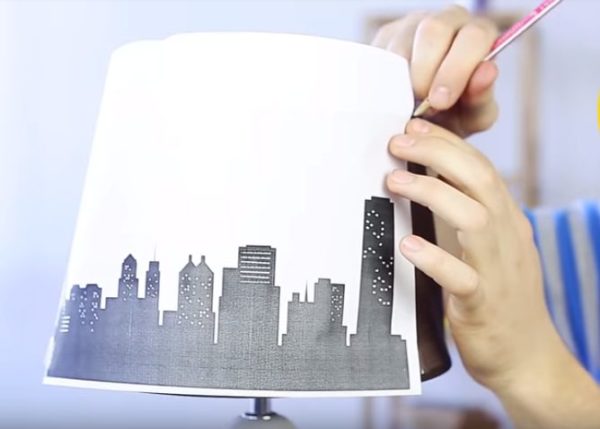 Заготовку прикладывают к абажуру и отмечают необходимую высоту