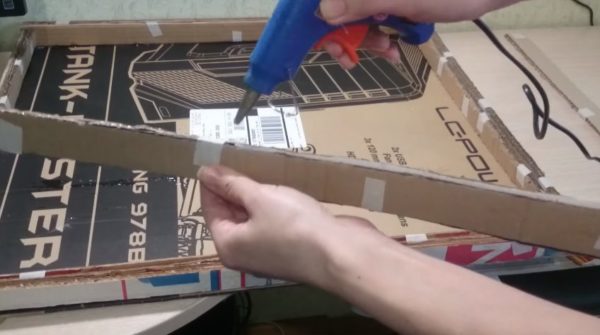 Нанесение горячего клея на торец детали
