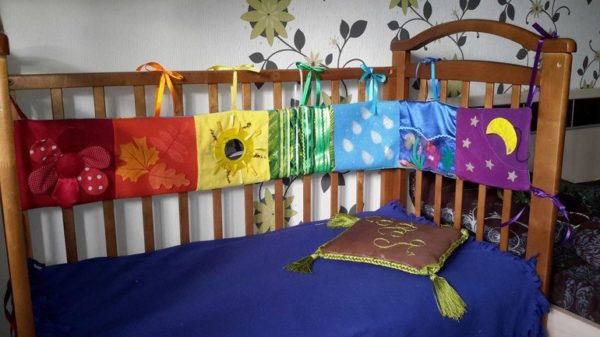 Бортики из креп-сатина – внешняя часть, которая может служить украшением в моменты бодрствования ребенка