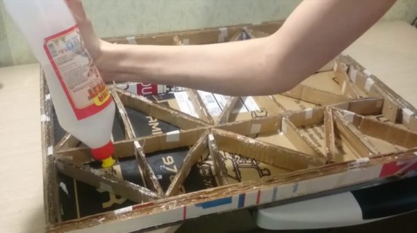Нанесение клея на все ребра жесткости