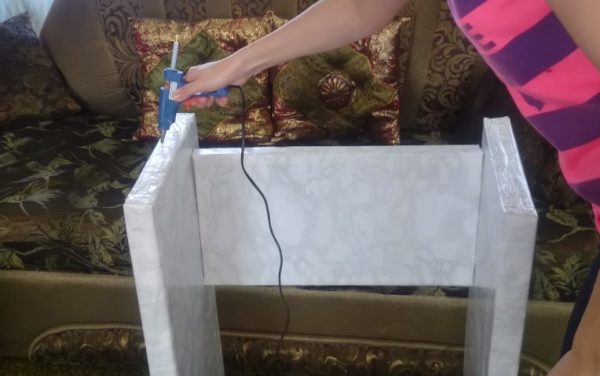 Нанесение клея для фиксации столешницы
