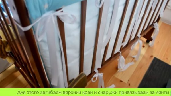 Шаг 9. Крепим готовый бортик к боковине. С этого момента малыш защищен от внезапной травмы с той стороны, где присутствует защитная загородка