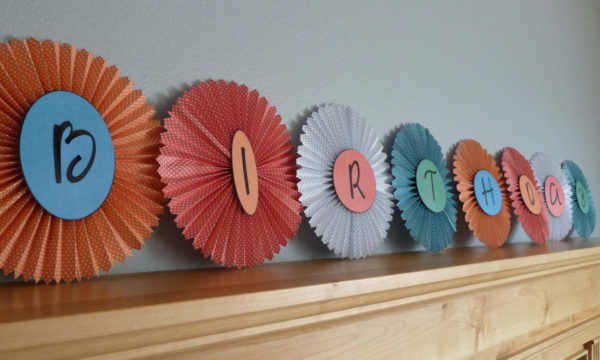 Эффектная поздравительная растяжка из веерных кругов