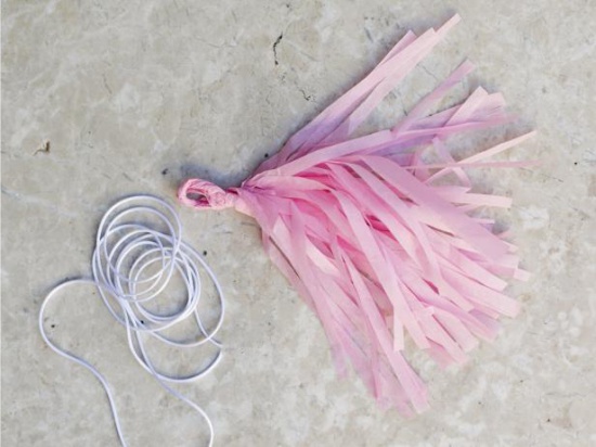 Перекрутите две половинки между собой, чтобы создать петлю