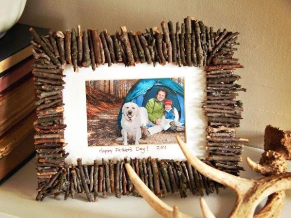 Поделка своими руками - рамка для фото из веточек