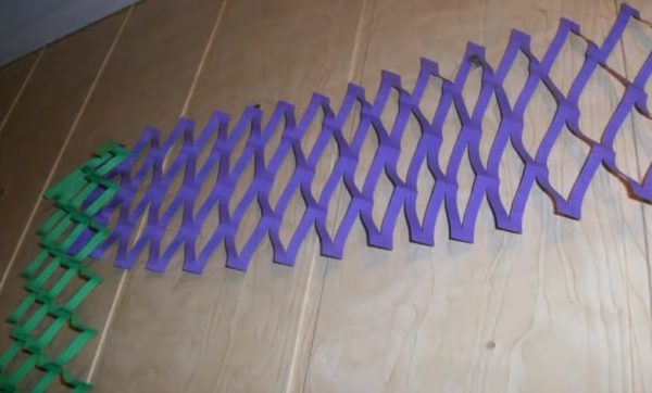 Растягиваем, скрепляем клеем со следующими элементами, украшаем интерьер