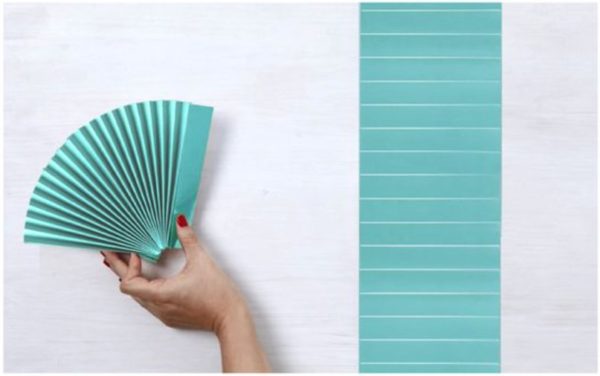 Складываем первый веер по сгибам на бумаге